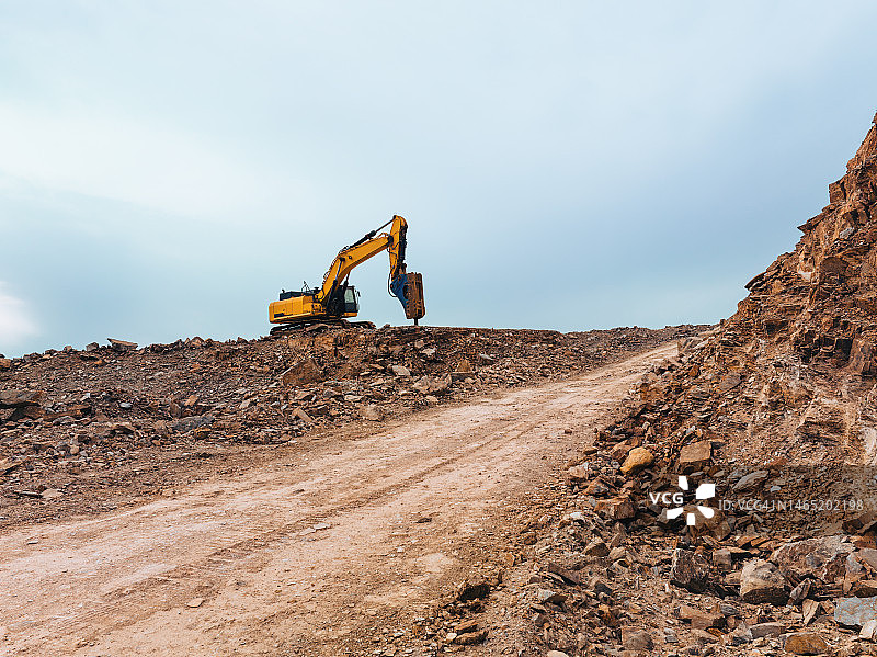 岩石钻孔机与泥路图片素材