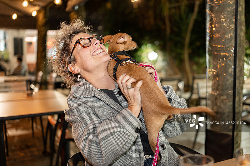 在街上和她的幼犬的年轻女人图片素材