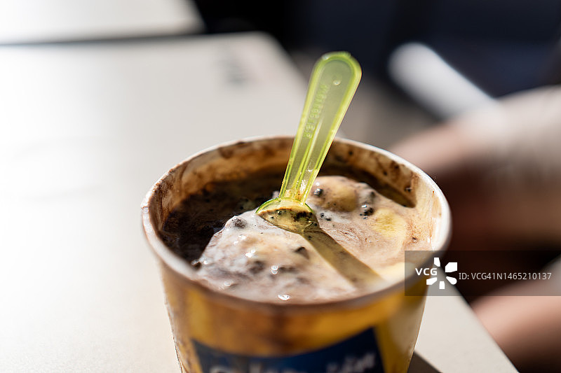 阳光下融化的冰淇淋图片素材