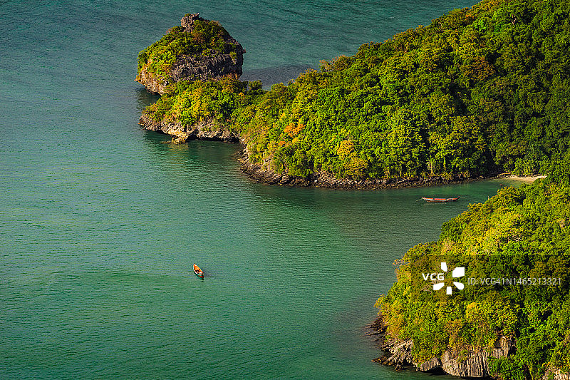 苏梅岛安通群岛的群山和翠绿色海洋，素叻他尼府图片素材