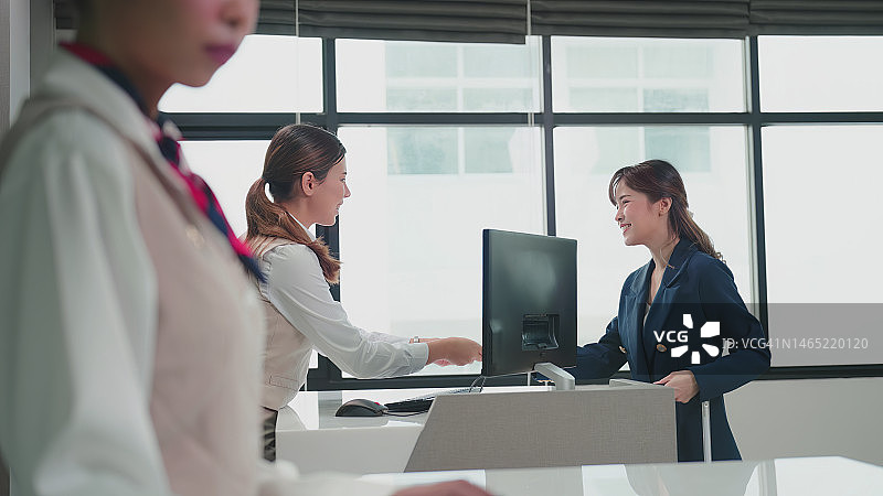 商务旅行，在机场办理登机手续图片素材