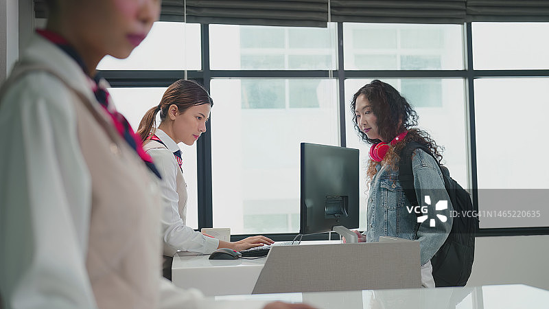 游客在机场办理登机手续图片素材