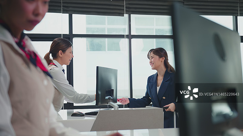 商务旅行，在机场办理登机手续图片素材