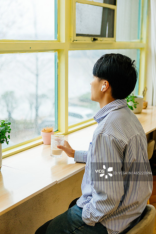 男人早起喝咖啡，开启健康生活图片素材