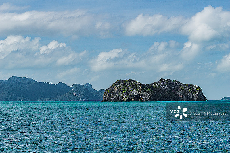 苏梅岛安通群岛的群山和翠绿色海洋，素叻他尼府图片素材