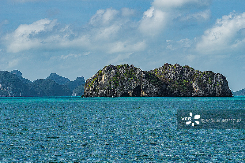 苏梅岛安通群岛的群山和翠绿色海洋，素叻他尼府图片素材