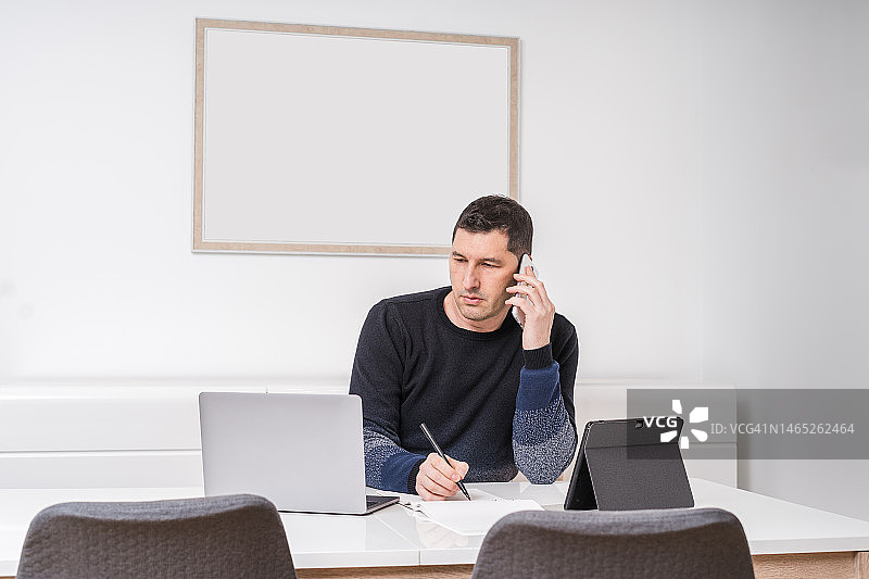 在办公室里的成年男人图片素材