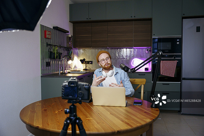 在家中工作室的YouTube博主图片素材