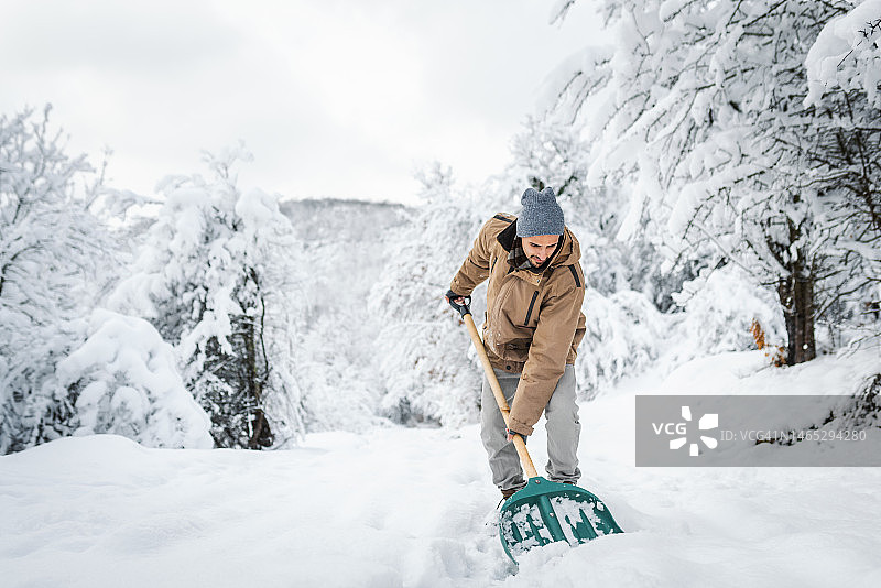 准备清理通往家里的道路的男人图片素材