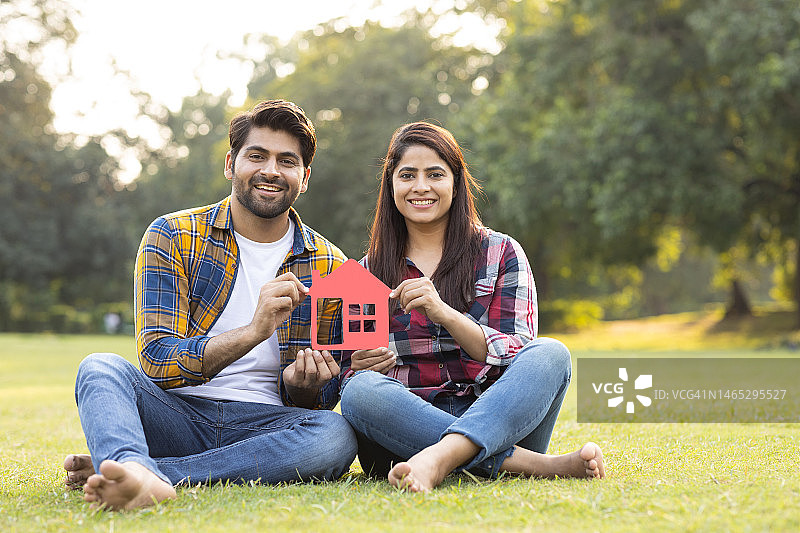 年轻夫妇拿着房屋模型素材照片图片素材