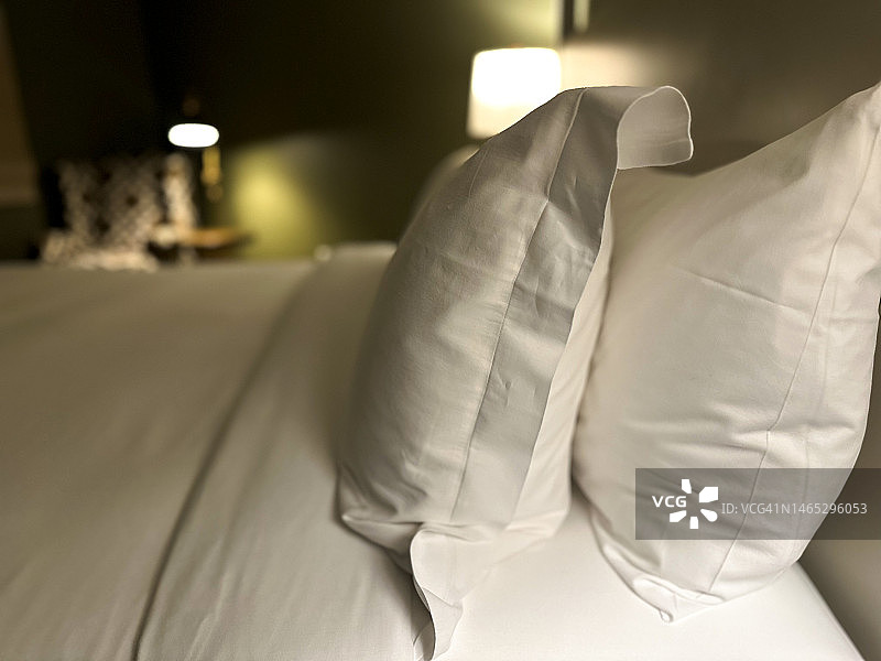 舒适的床侧面图片素材