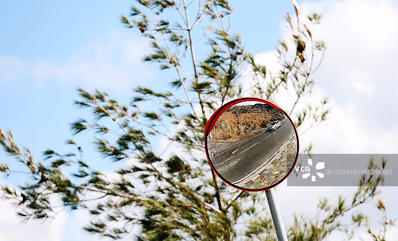 模糊树背景下的道路后视镜图片素材