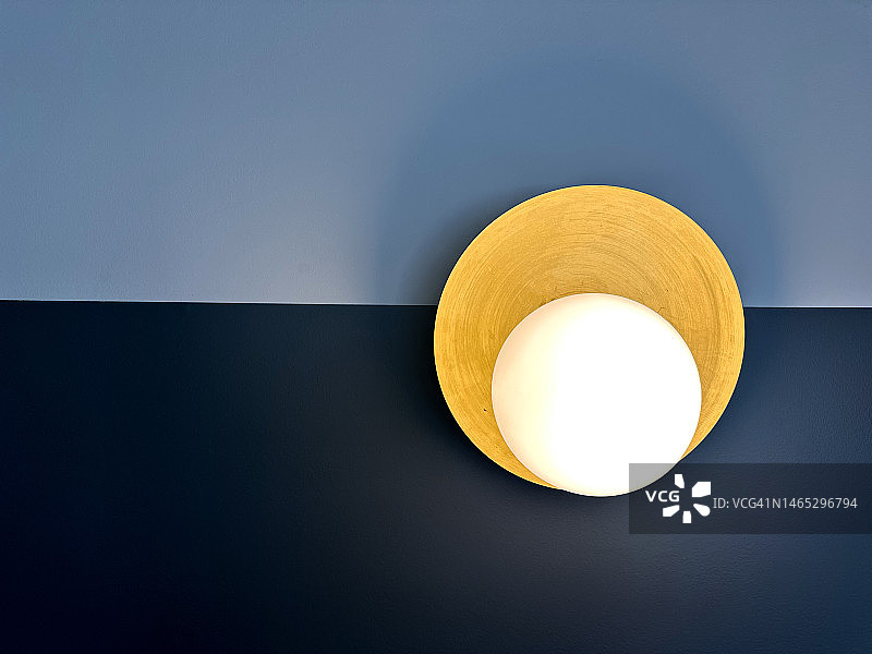 现代壁灯，双色墙面背景图片素材