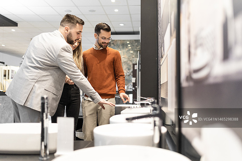 年轻夫妇有意购买浴室用品图片素材