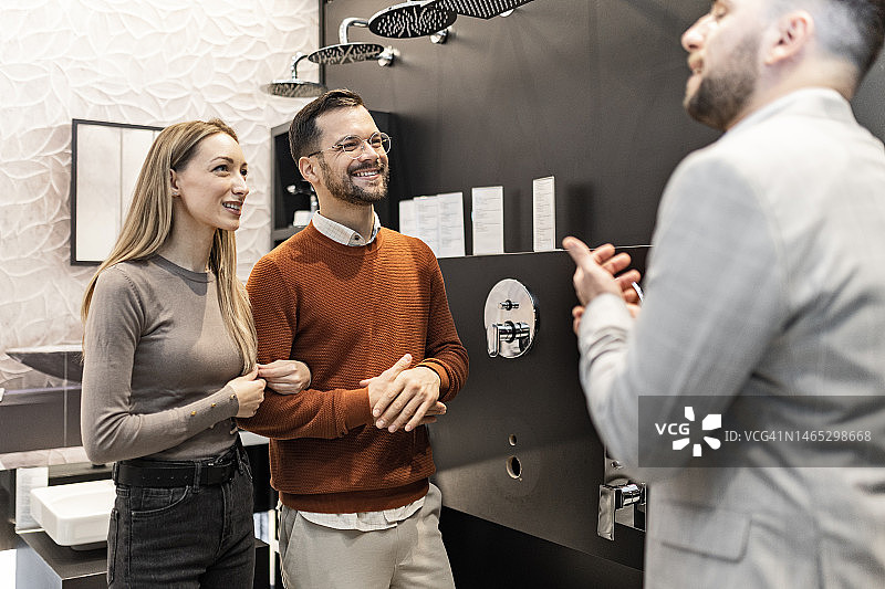 年轻夫妇有意购买浴室用品图片素材