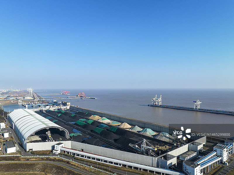 港口煤炭堆场的鸟瞰图图片素材