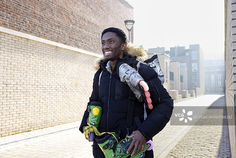 在街上微笑的年轻男子肖像图片素材