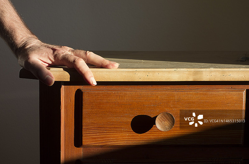 男人的手放在木桌上图片素材