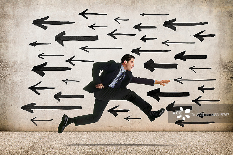 男子朝箭头反方向跑步图片素材