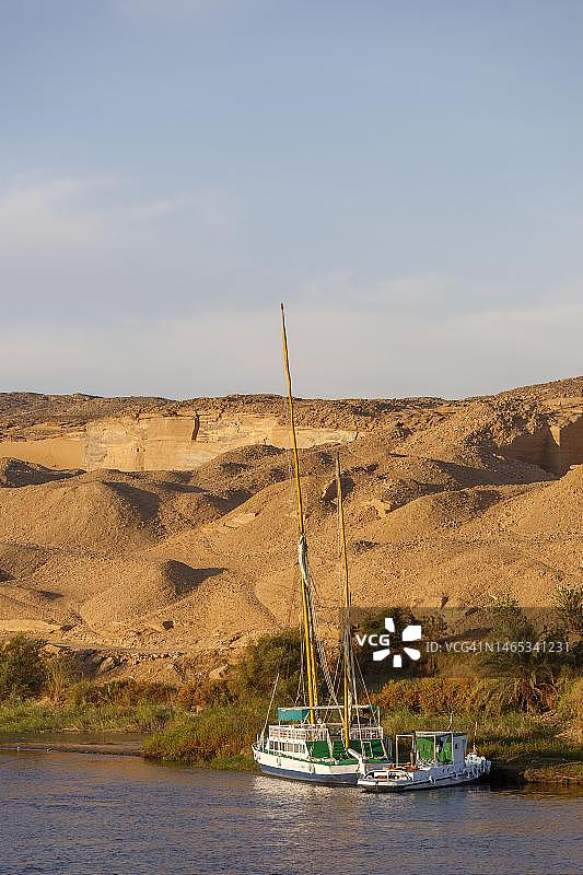 埃及尼罗河日出，福卢卡帆船停泊图片素材