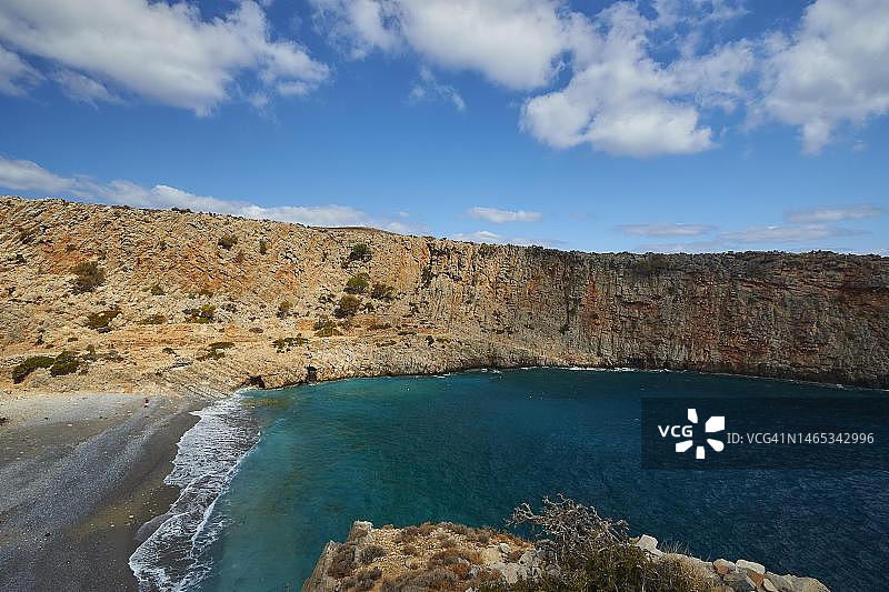 希腊克里特岛罗多波海湾：多里克遗址，清澈海水与卵石滩图片素材