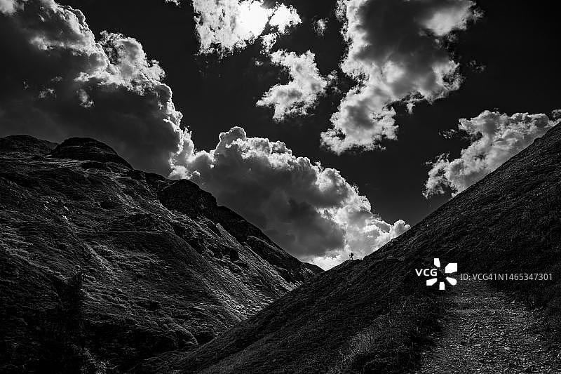 圣莫里茨瓦尔贝尔韦尔山区小路和登山者（瑞士格劳宾登州恩嘎丁）图片素材