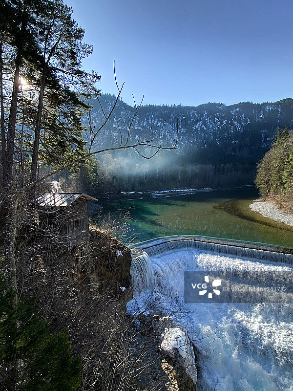阳光明媚的早晨，莱赫瀑布，德国巴伐利亚图片素材
