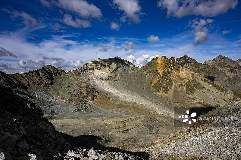 瓦尔德阿涅尔与恩嘎丁山脉的阴天，圣莫里茨，恩嘎丁，格里松斯，瑞士图片素材