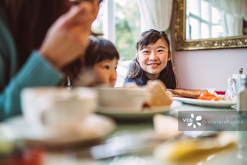 女儿们和妈妈在餐厅用餐图片素材