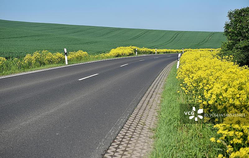 德国伦山地区的蜿蜒道路图片素材