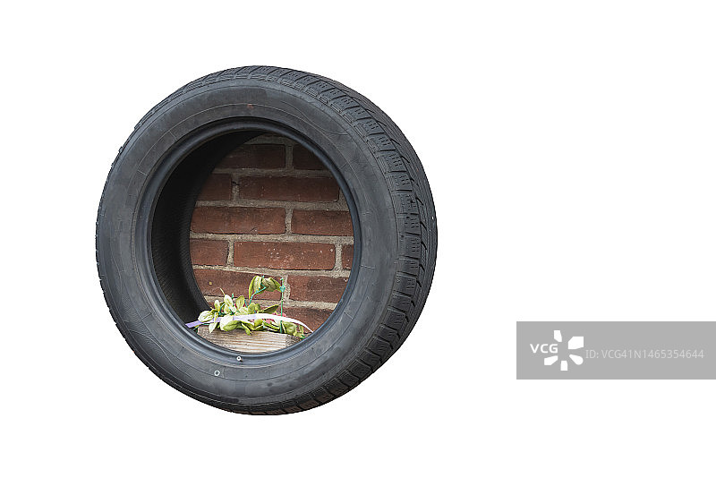 带有石墙的黑色旧轮胎图片素材