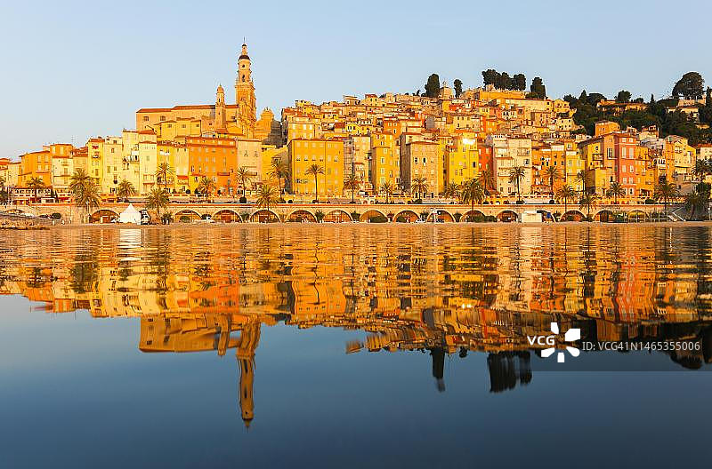 法国普罗旺斯芒通小镇海面倒影图片素材