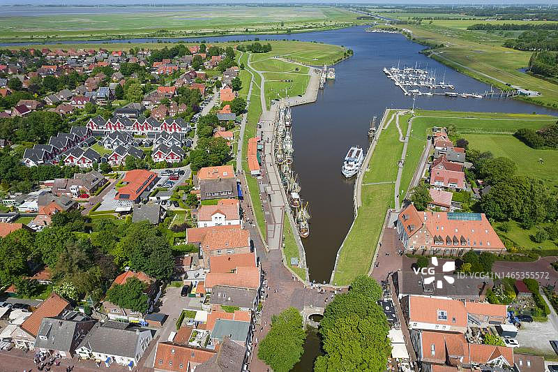 德国下萨克森州克鲁姆赫恩格里特西尔的渔港和蟹船图片素材