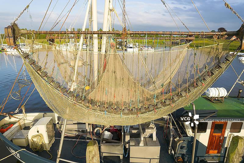 德国下萨克森州克鲁姆赫恩格里特西尔的渔港和蟹船图片素材