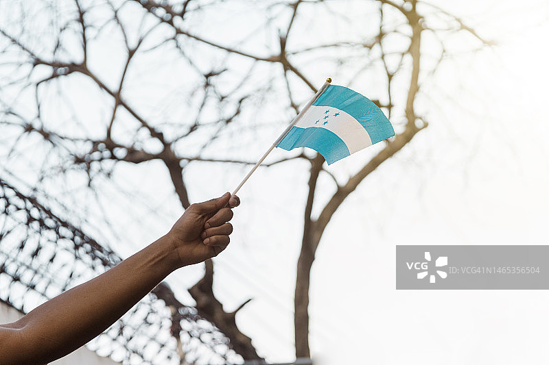 手持洪都拉斯国旗图片素材