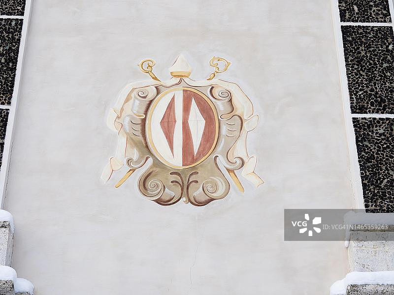 朝圣教堂Frauenberg外部立面上的神圣徽章，位于奥地利施蒂利亚州阿德蒙特附近图片素材