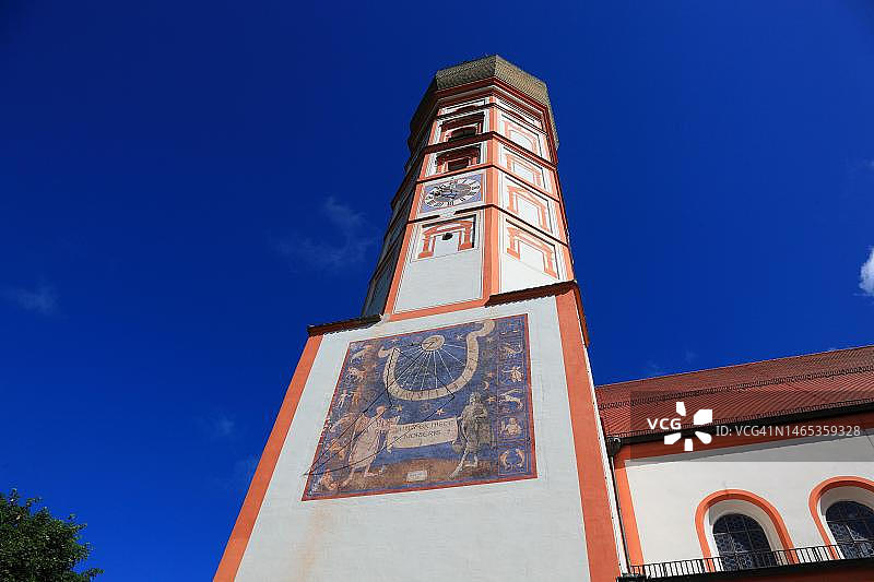 教堂塔楼上的日晷,安迪克斯修道院是慕尼黑圣博尼法爵本笃会的一部分,巴伐利亚圣山上的本笃会修士监督着巴伐利亚最古老的朝圣地之一,施塔恩贝格县,上巴伐利亚,德国图片素材