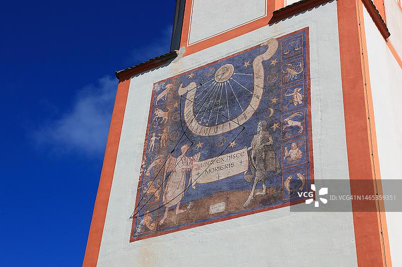 教堂塔楼上的日晷,安迪克斯修道院是慕尼黑圣博尼法爵本笃会的一部分,巴伐利亚圣山上的本笃会修士监督着巴伐利亚最古老的朝圣地之一,施塔恩贝格县,上巴伐利亚,德国图片素材