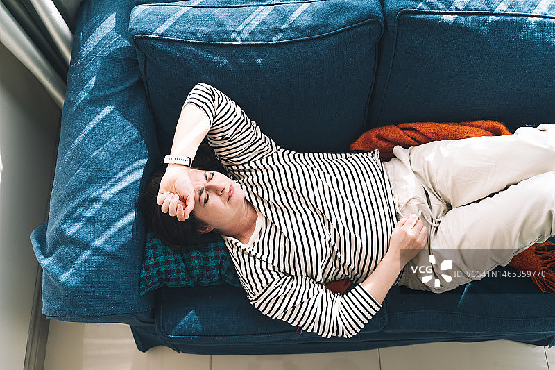 腹痛，女性周期性疼痛图片素材