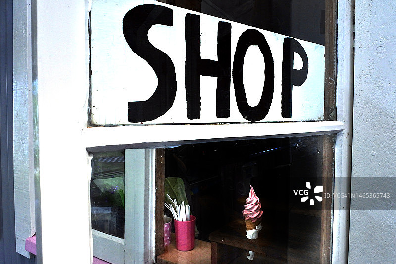 带有冰淇淋字样的商店橱窗标志图片素材