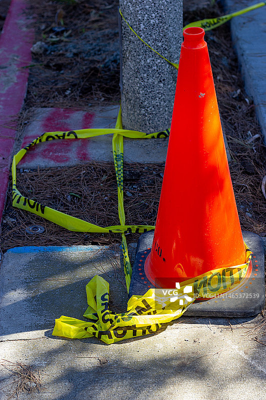 醒目的施工锥和警戒带，请注意安全图片素材