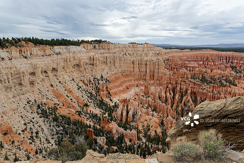 庆祝在布莱斯峡谷观赏石柱林图片素材