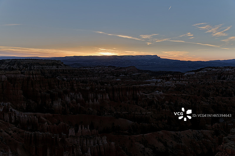 日出前布莱斯峡谷国家公园仍处于阴影中图片素材