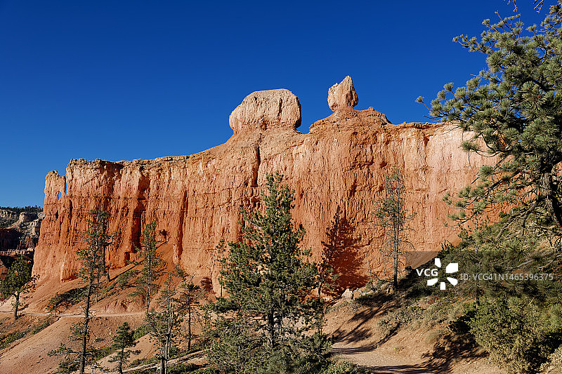 通往小路的高耸墙壁和石柱图片素材