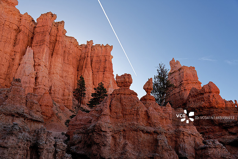 飞机凝结尾迹划过天空图片素材