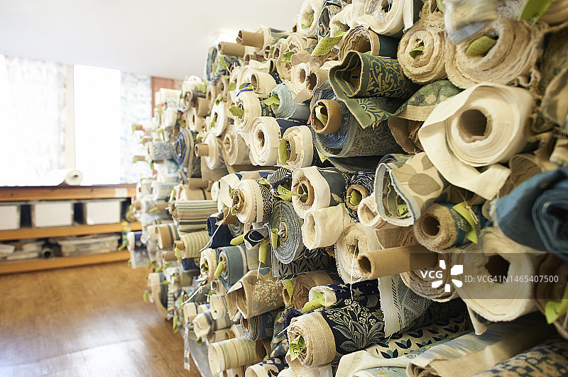 一排卷起的布料图片素材