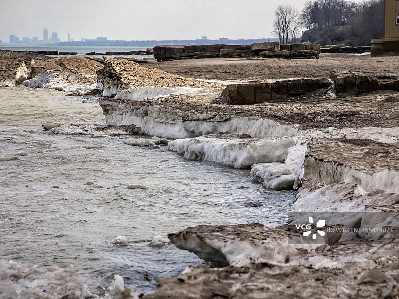 湖岸边的融化图片素材