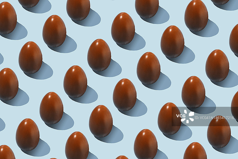 蓝色背景上的复活节巧克力彩蛋图片素材