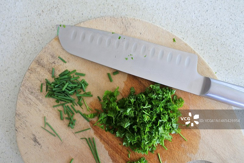 木制砧板上切碎的香菜图片素材