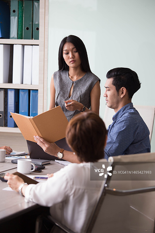 商务人士正在开会图片素材